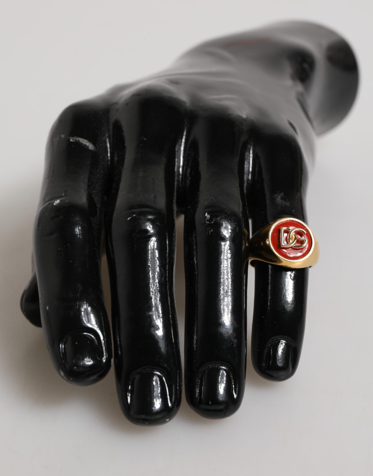 Bague homme Dolce & Gabbana en laiton doré, logo DG rouge rond.
