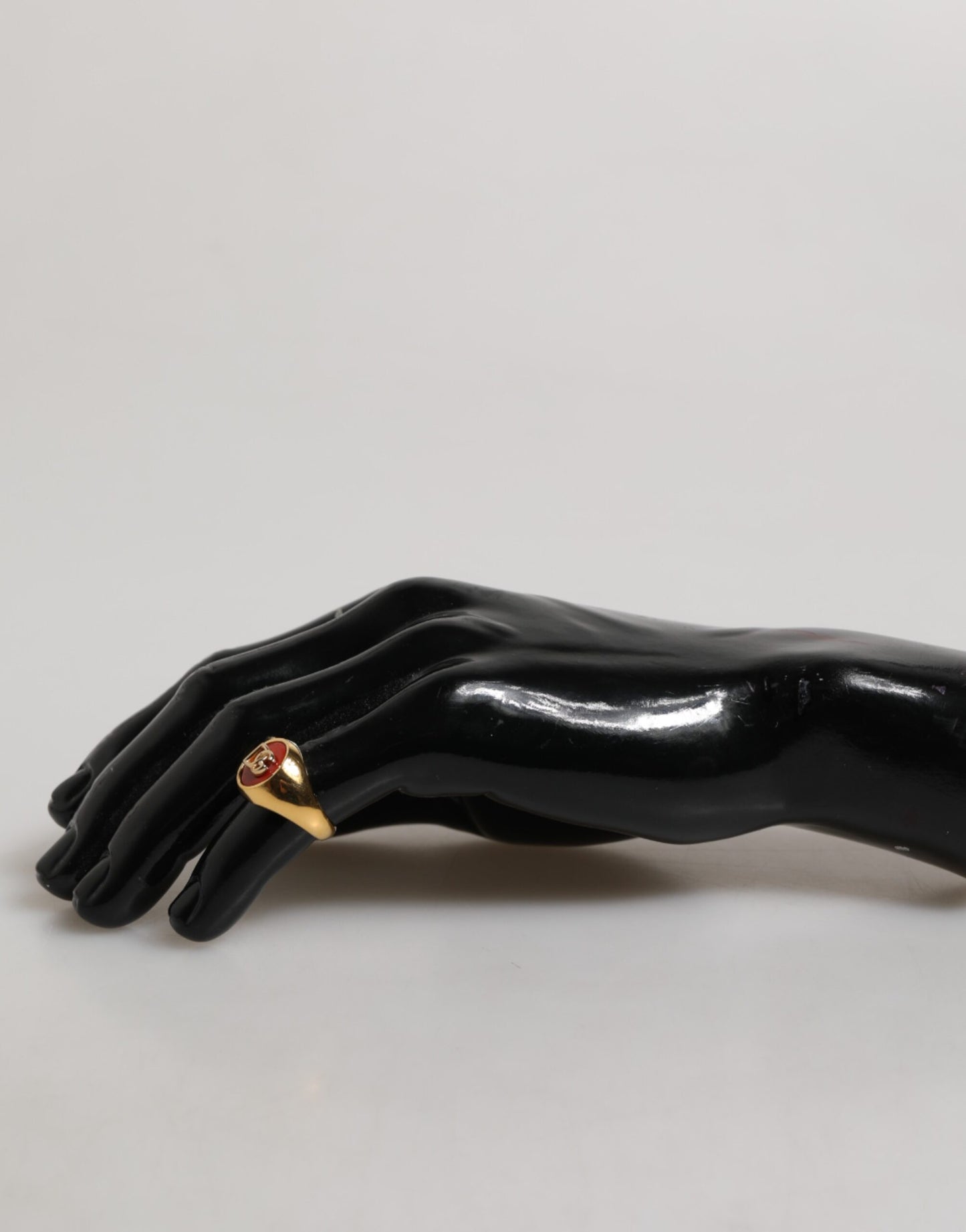 Bague homme Dolce &amp; Gabbana en laiton doré, logo DG rouge rond.