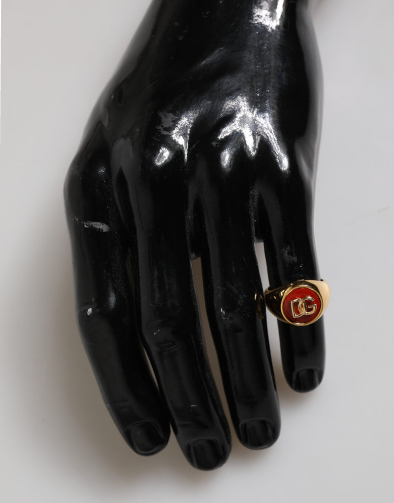 Bague homme Dolce & Gabbana en laiton doré, logo DG rouge rond.