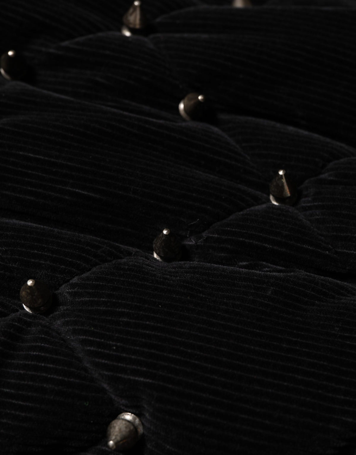 Veste à capuche en coton noir matelassé avec manches cloutées de Dolce & Gabbana