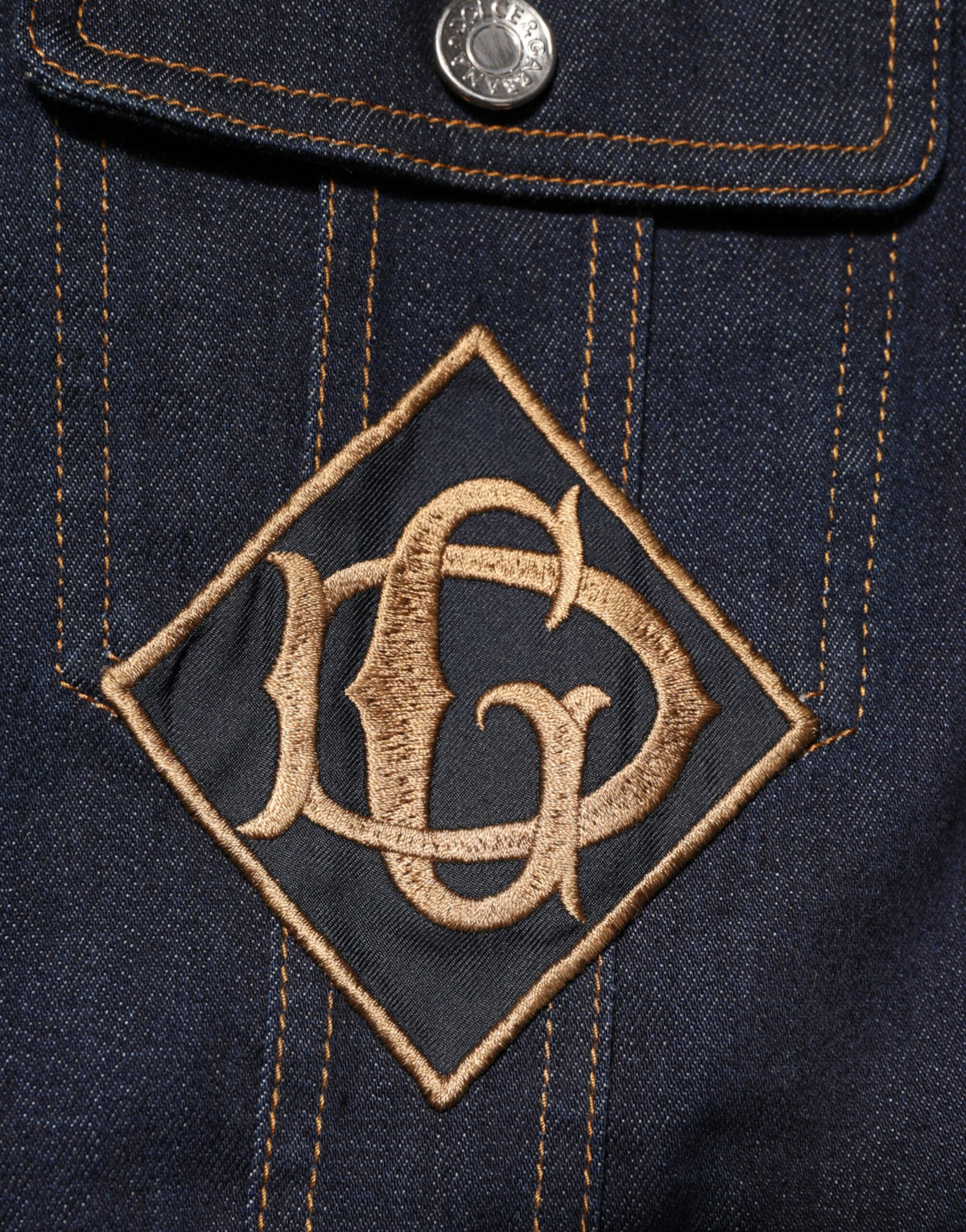 Dolce & Gabbana Veste en jean indigo bleu, coupe slim, avec patch logo.