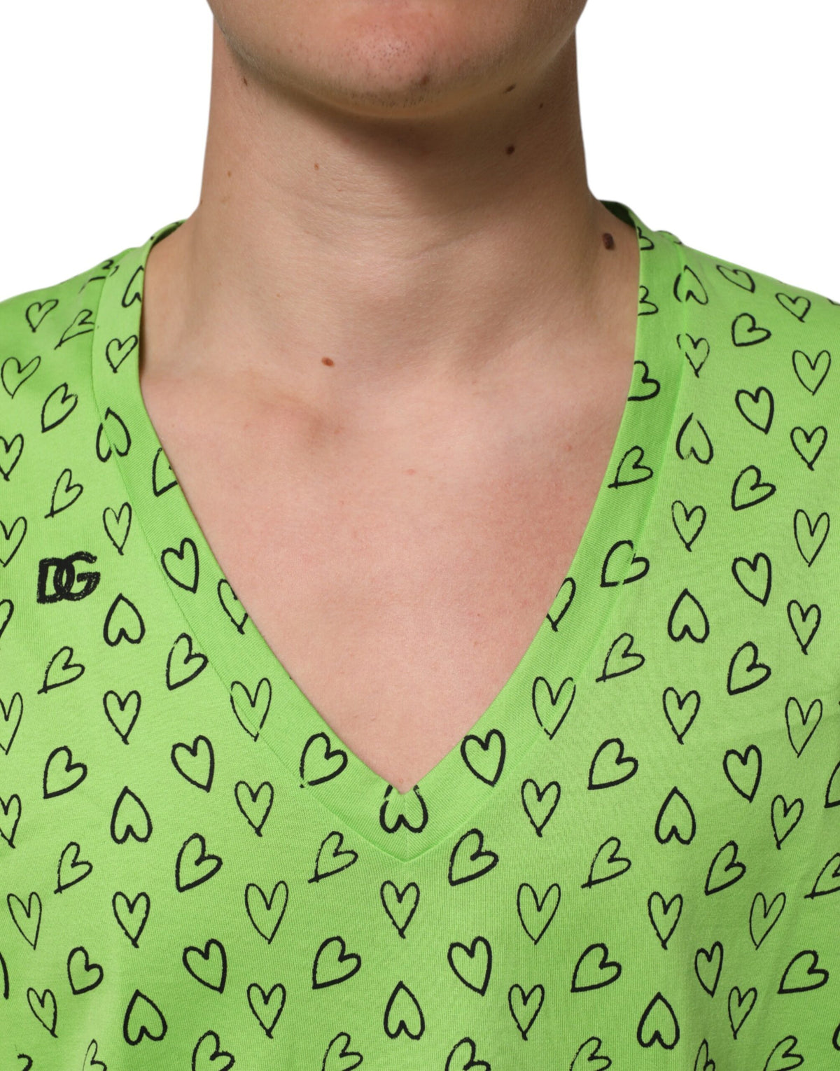 T-shirt Dolce &amp; Gabbana vert à col en V avec imprimé cœur et logo DG.