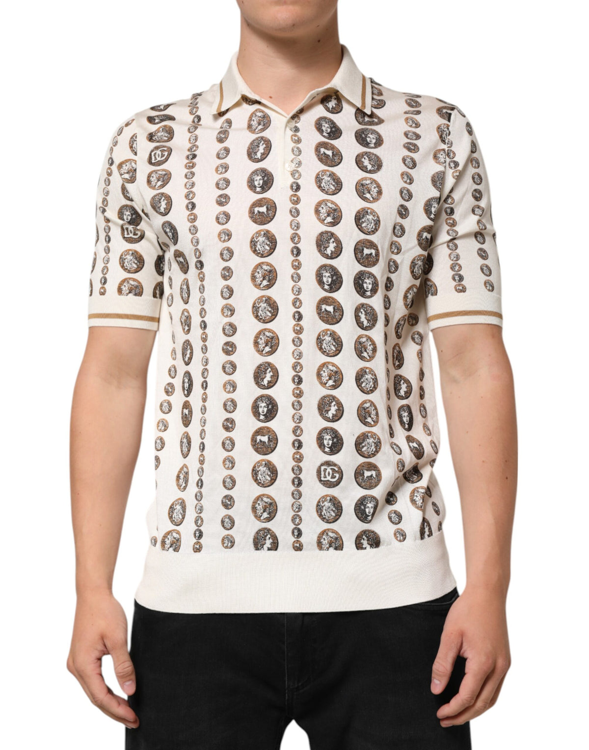 Polo en soie pour homme Dolce &amp; Gabbana, imprimé logo en forme de pièce de monnaie, couleur ivoire.