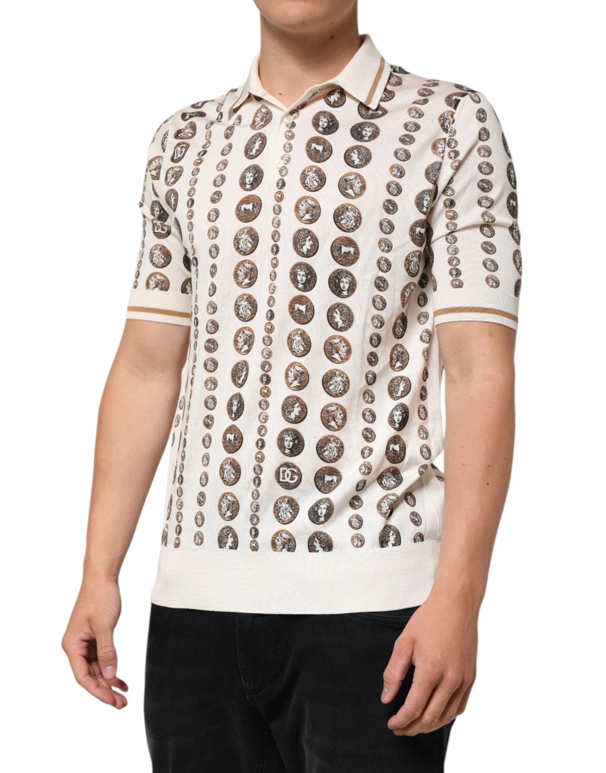 Polo en soie pour homme Dolce &amp; Gabbana, imprimé logo en forme de pièce de monnaie, couleur ivoire.