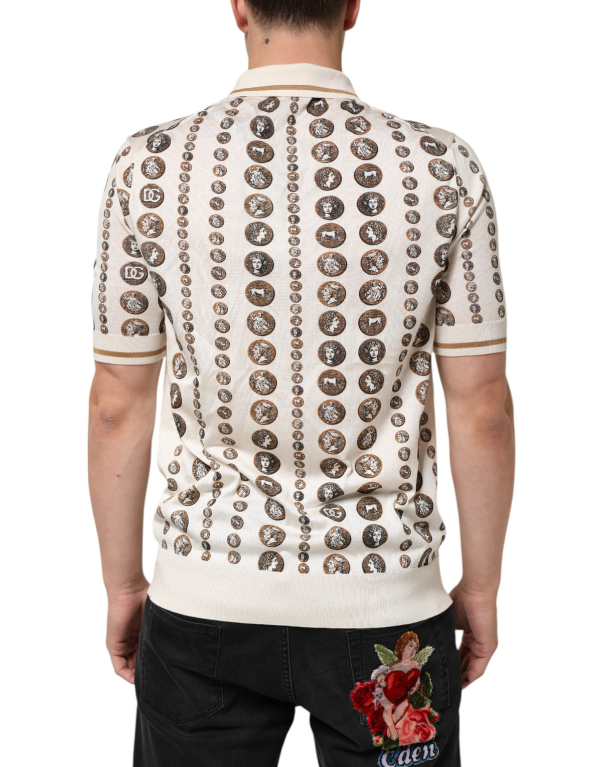 Polo en soie pour homme Dolce &amp; Gabbana, imprimé logo en forme de pièce de monnaie, couleur ivoire.