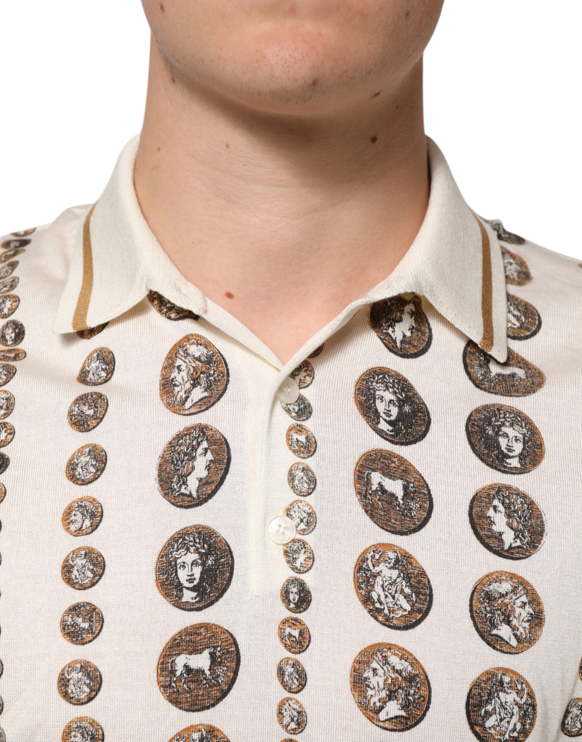 Polo en soie pour homme Dolce &amp; Gabbana, imprimé logo en forme de pièce de monnaie, couleur ivoire.