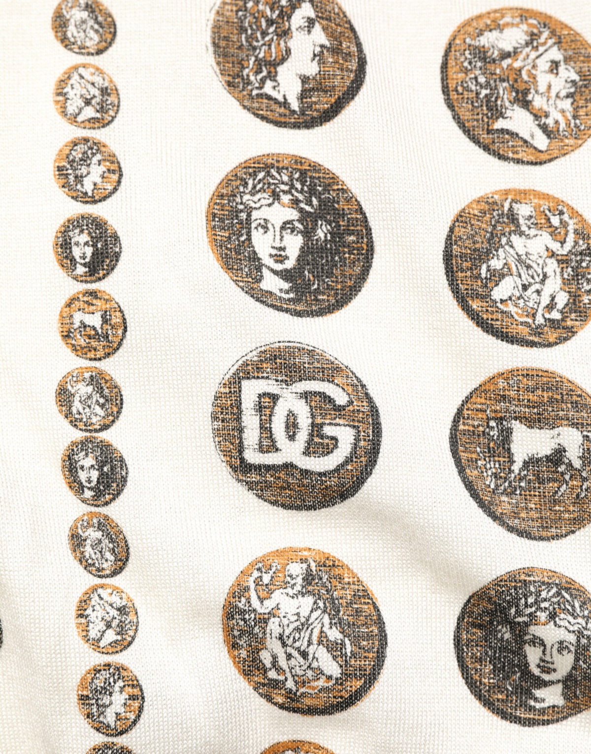 Polo en soie pour homme Dolce &amp; Gabbana, imprimé logo en forme de pièce de monnaie, couleur ivoire.
