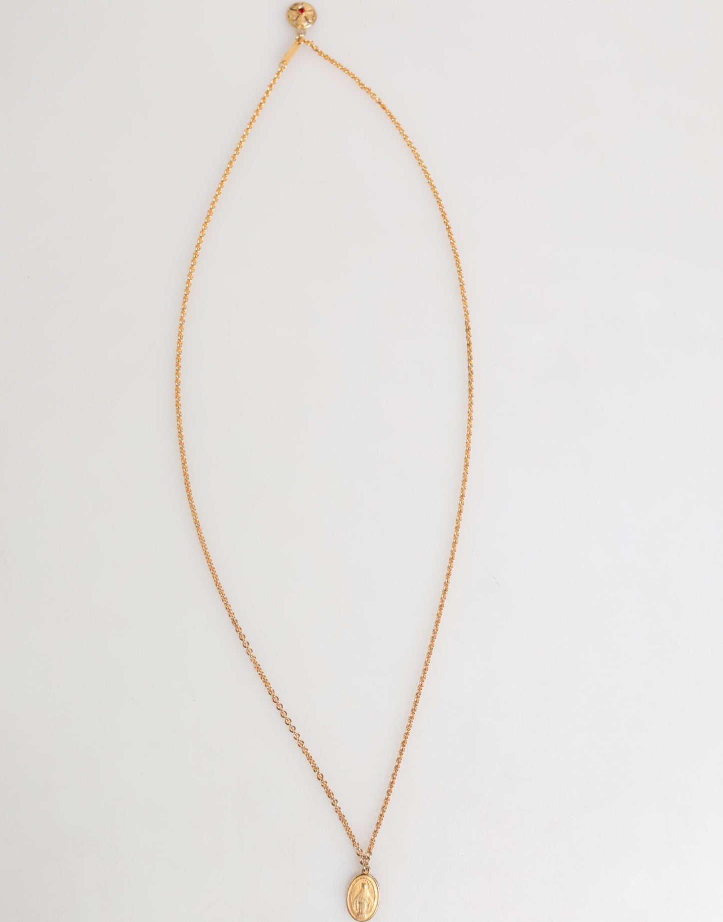 Pendentif collier homme Dolce &amp; Gabbana, médaille dorée sur chaîne en métal.