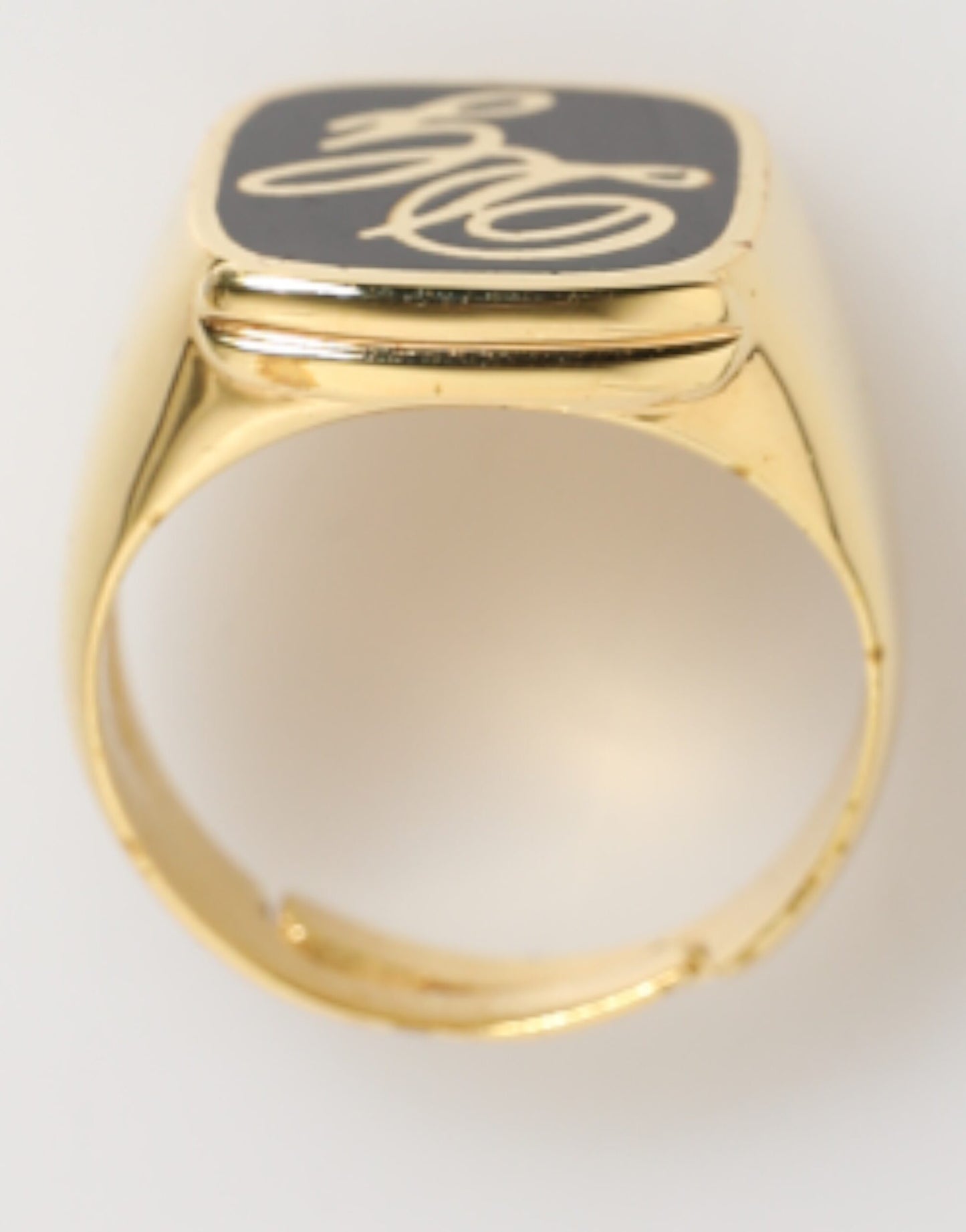 Bague signet DG en laiton doré et émail, logo ajustable de Dolce & Gabbana.