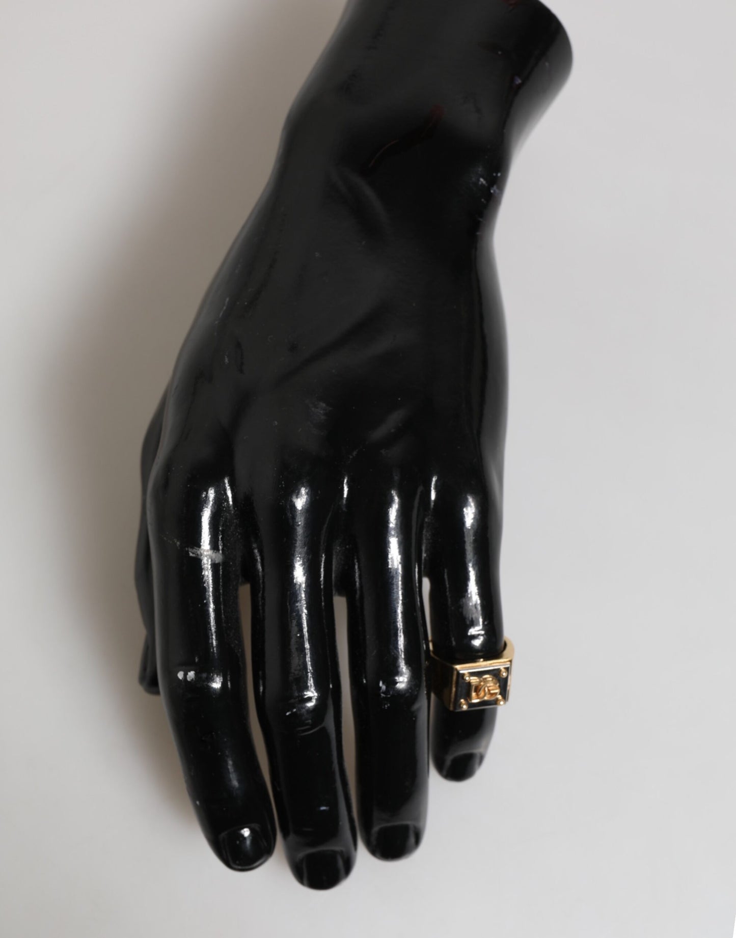 Bague signet pour homme Dolce &amp; Gabbana en laiton doré, avec plaque carrée portant le logo DG.