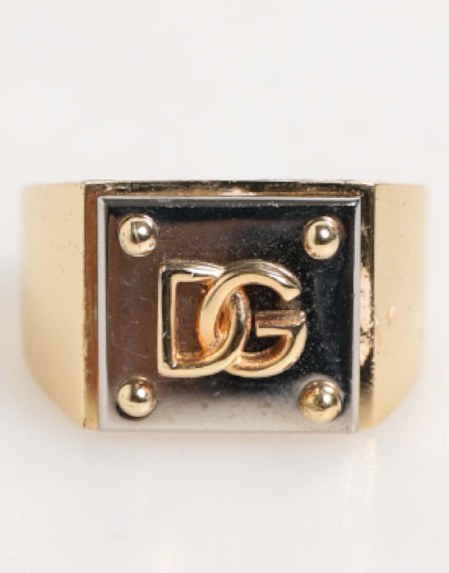 Bague signet pour homme Dolce &amp; Gabbana en laiton doré, avec plaque carrée portant le logo DG.