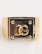 Bague signet pour homme Dolce &amp; Gabbana en laiton doré, avec plaque carrée portant le logo DG.
