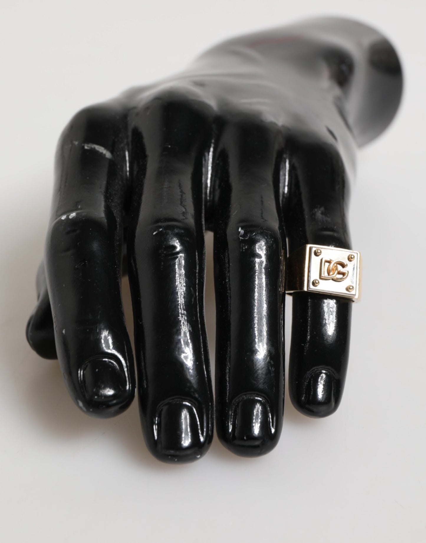 Bague signet pour homme Dolce &amp; Gabbana en laiton doré, avec plaque carrée portant le logo DG.