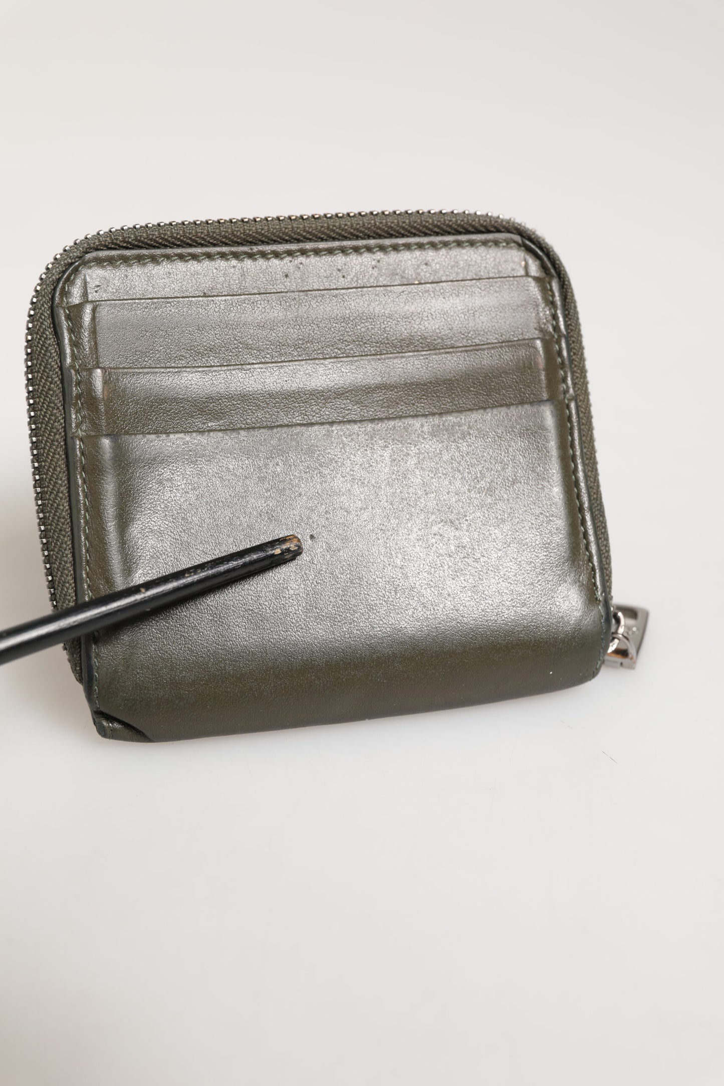 Porte-cartes et porte-monnaie Dolce &amp; Gabbana en cuir vert militaire avec plaque logo.