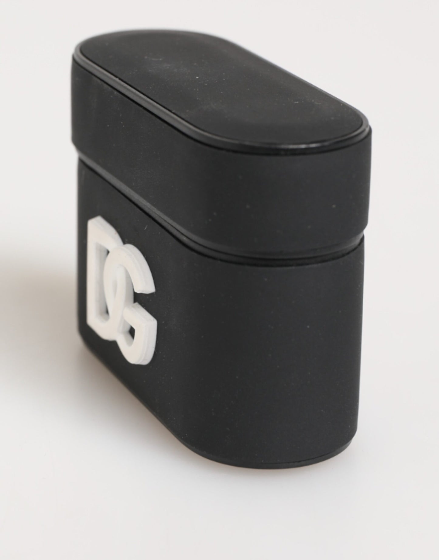 Étui Airpods Dolce &amp; Gabbana en caoutchouc noir et blanc avec logo embossé.