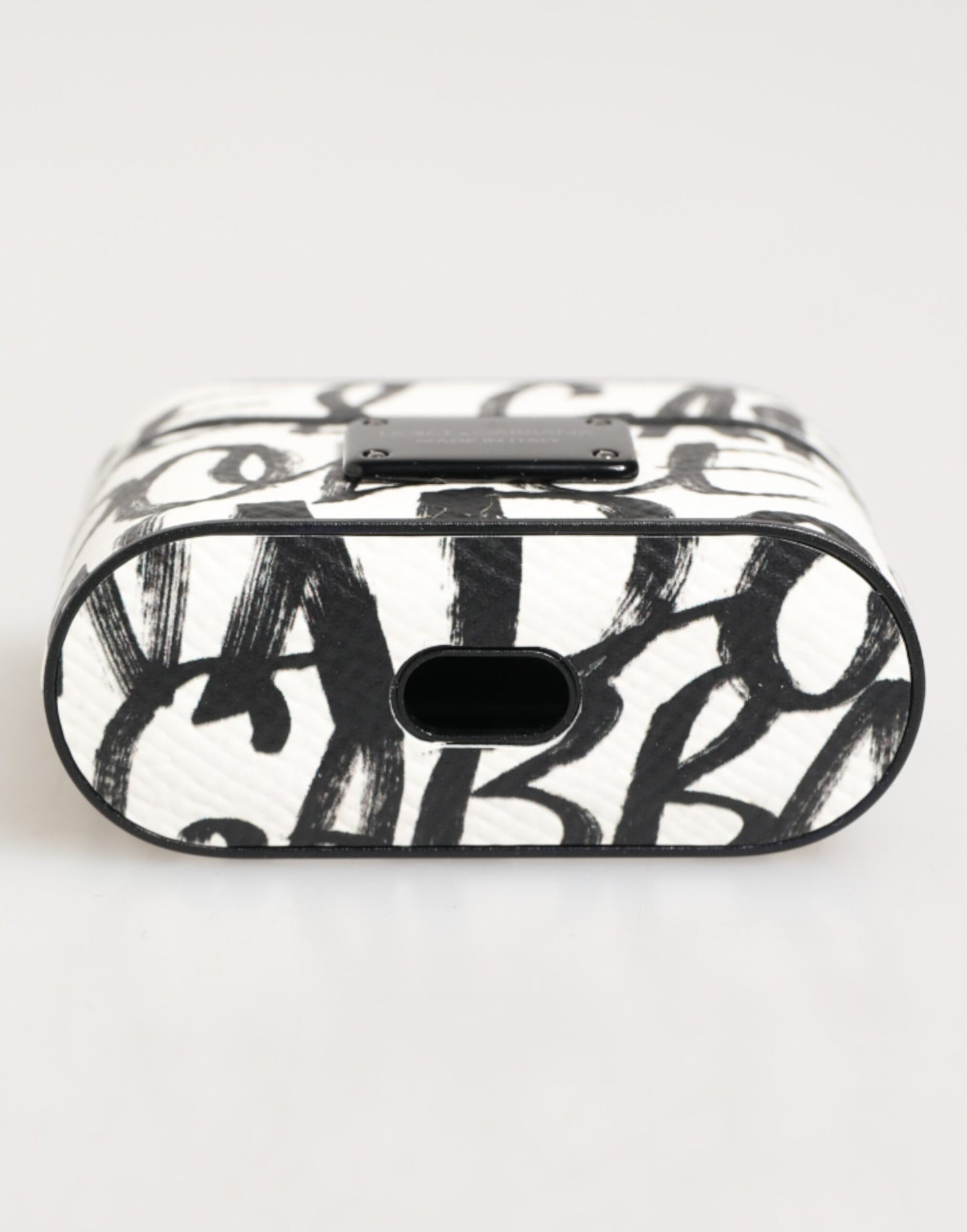 Étui pour Airpods Dolce & Gabbana en cuir noir et blanc avec imprimé monogramme et logo.