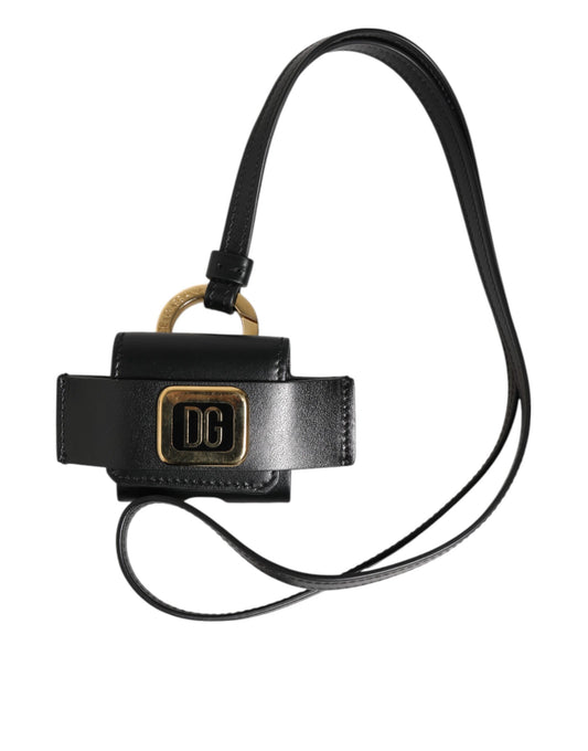 Étui Airpods Dolce & Gabbana en cuir noir avec plaque dorée en métal portant le logo DG.