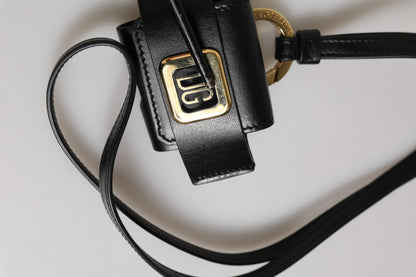 Étui Airpods Dolce & Gabbana en cuir noir avec plaque dorée en métal portant le logo DG.
