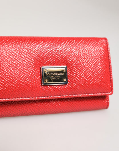 Porte-clés à rabat triple en cuir rouge Dolce & Gabbana avec plaque argentée à logo.