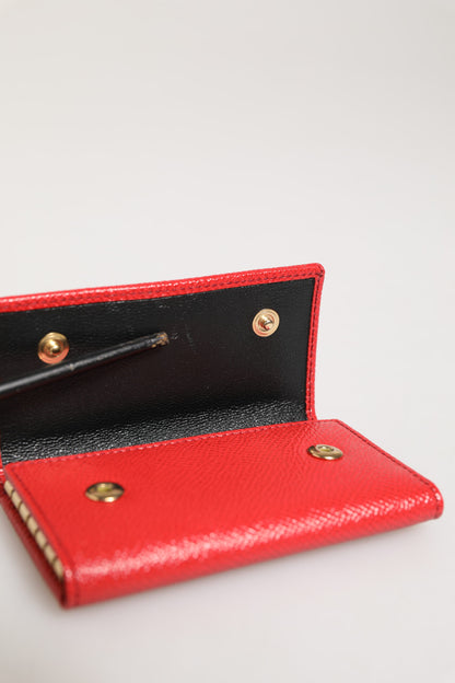 Porte-clés à rabat triple en cuir rouge Dolce & Gabbana avec plaque argentée à logo.