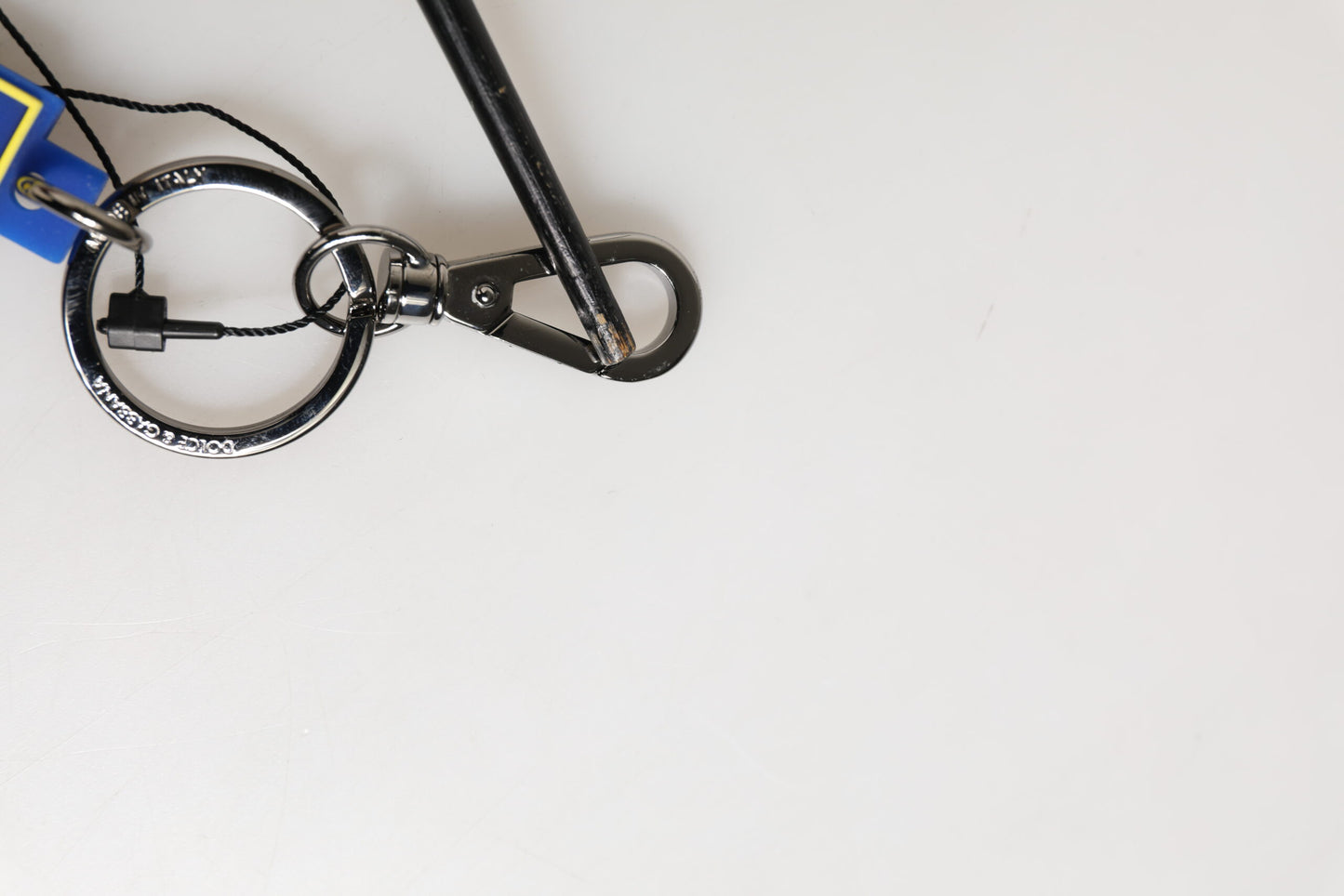 Porte-clés pour homme Dolce & Gabbana, bleu et jaune, logo DG en caoutchouc, argenté.