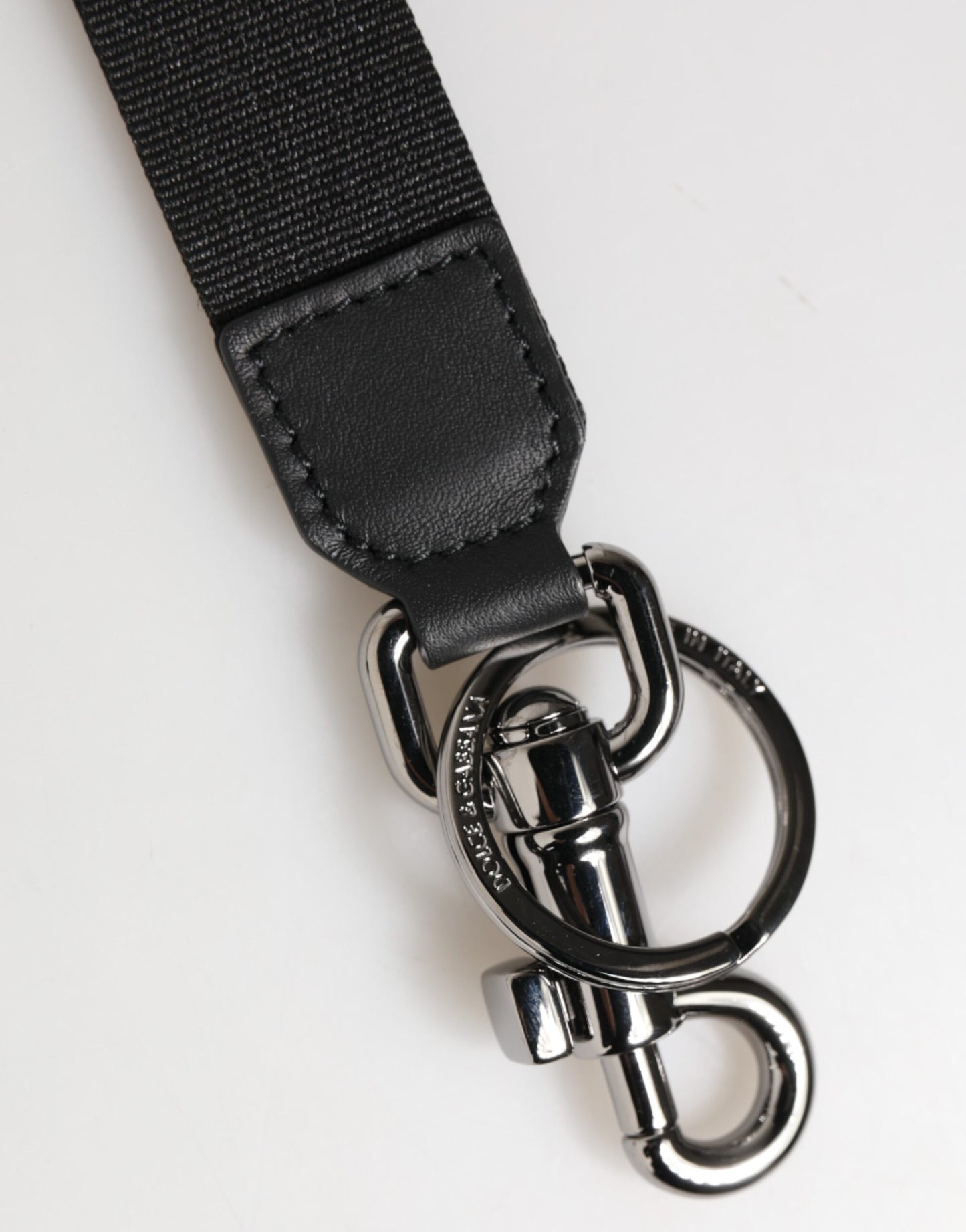 Porte-clés Dolce & Gabbana en polyester noir et bleu avec logo DG et porte-clés en laiton.