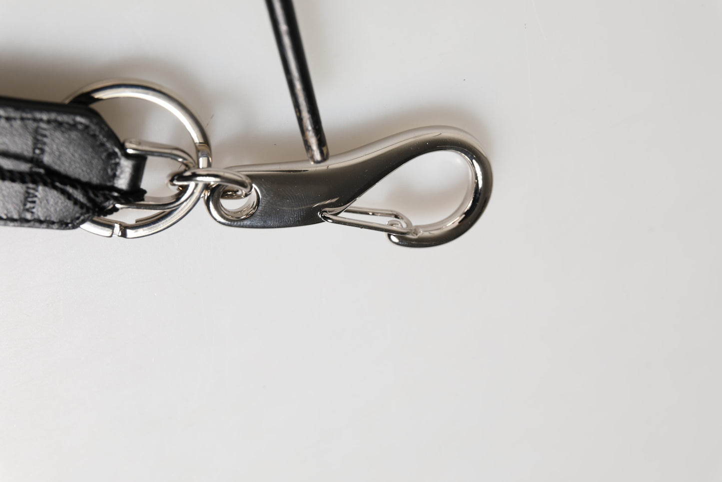 Porte-clés Dolce & Gabbana en nylon noir et bordeaux avec logo DG et couronne.