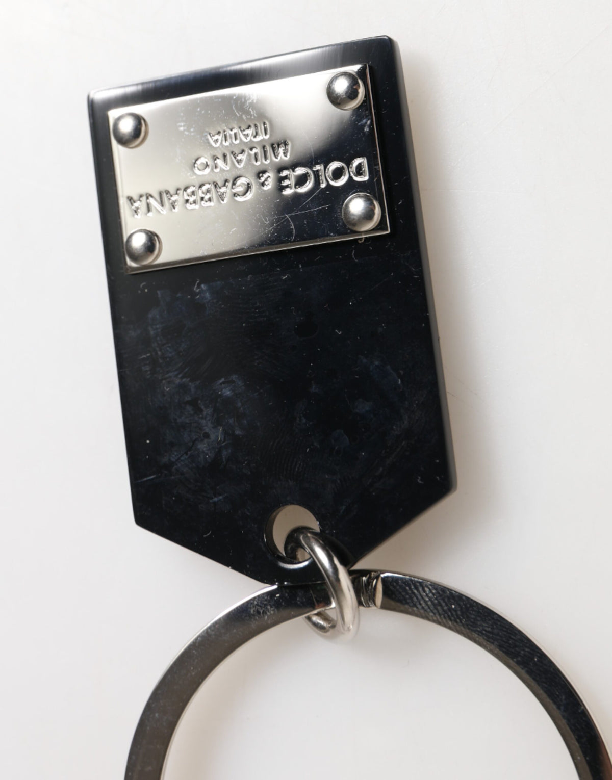 Porte-clés Dolce &amp; Gabbana en verre synthétique noir avec plaque métallique DG Logo.
