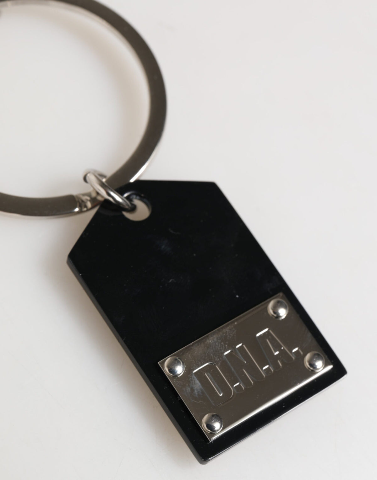Porte-clés Dolce &amp; Gabbana en verre synthétique noir avec plaque métallique DG Logo.