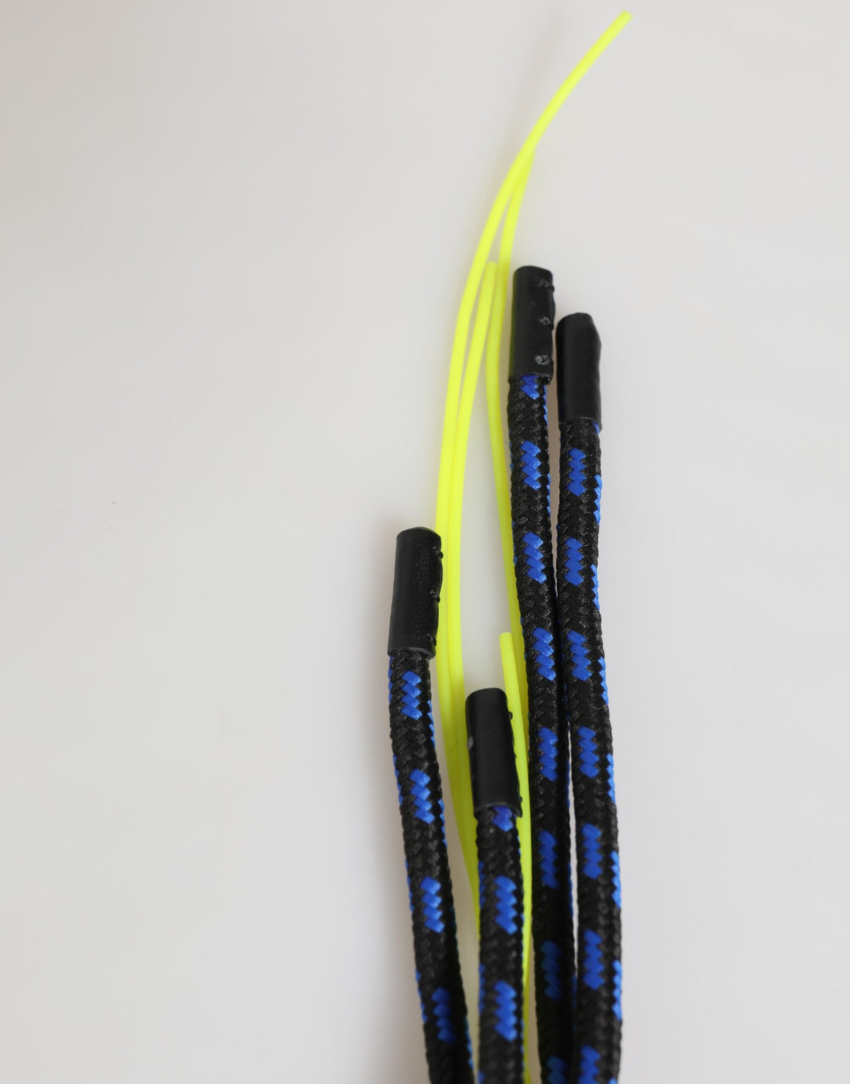 Dolce &amp; Gabbana Porte-clés en cuir bleu et jaune avec cordon et logo DG.