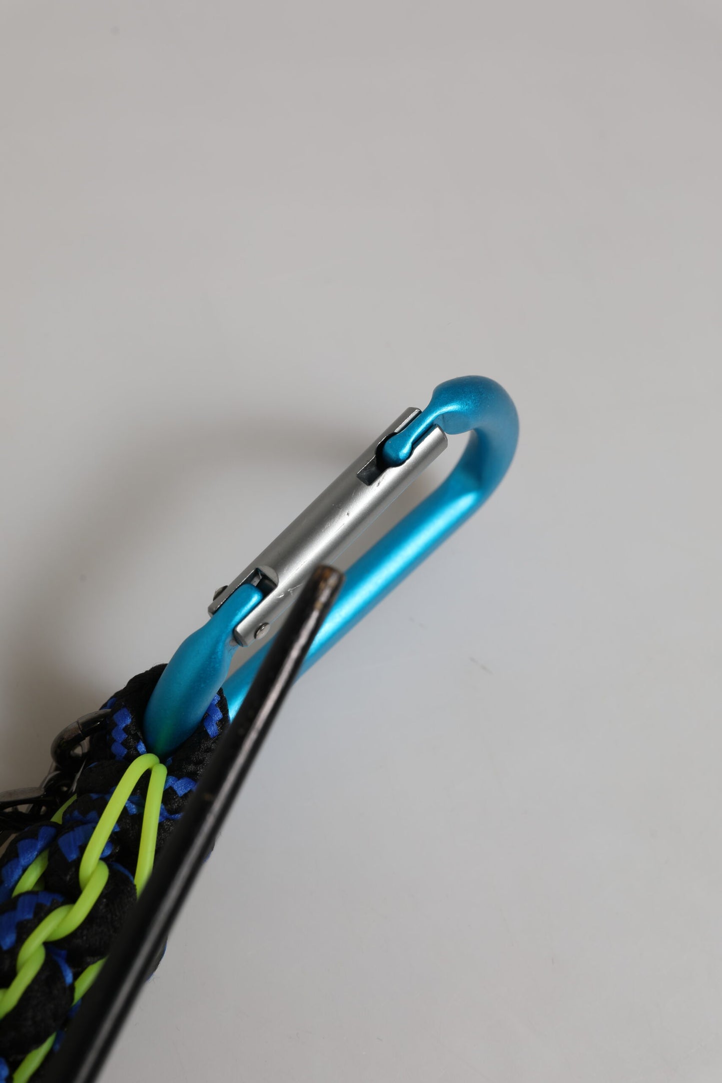 Porte-clés Dolce & Gabbana en cuir multicolore avec cordon et logo DG.