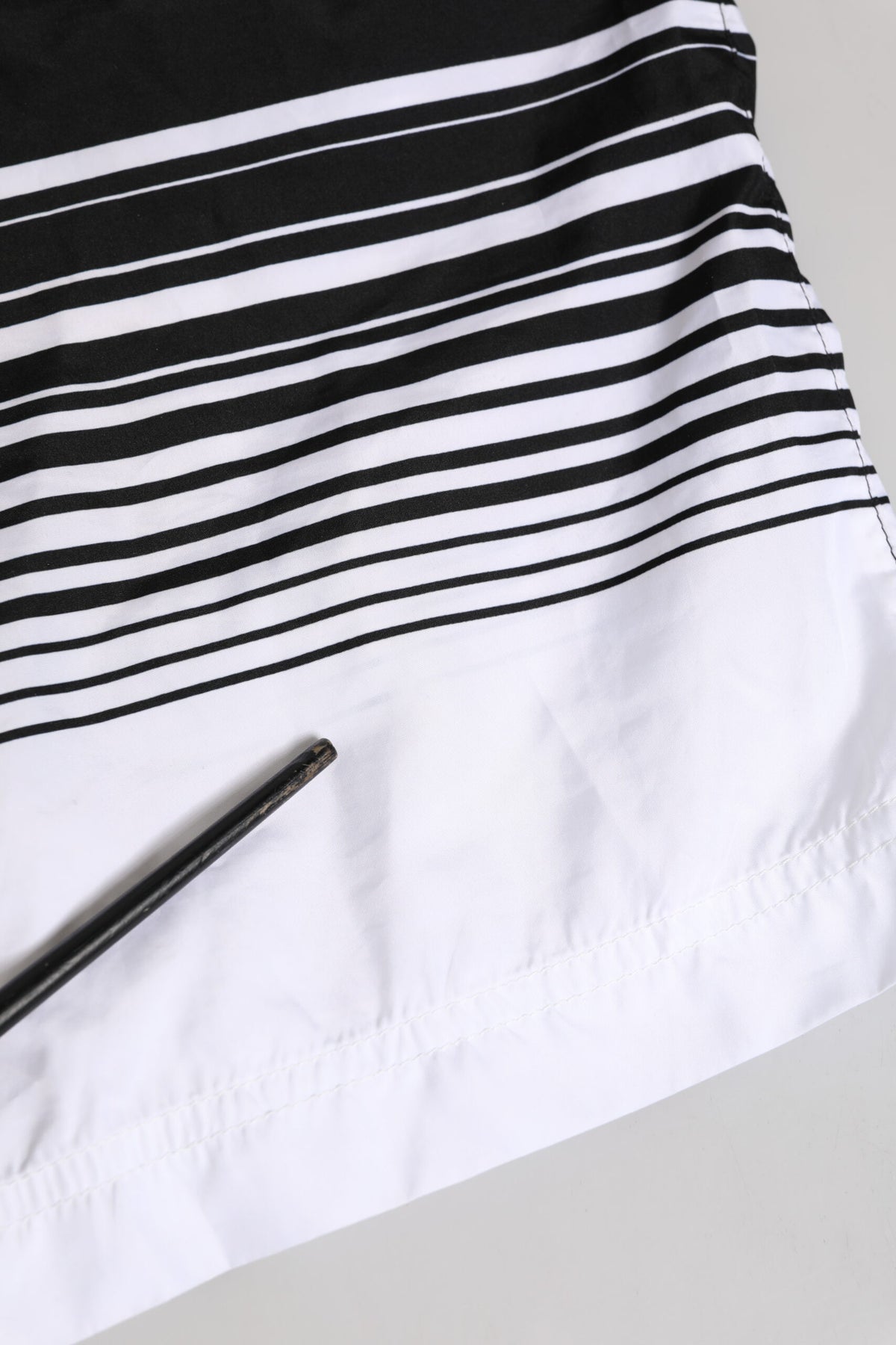 Maillot de bain court pour homme Dolce &amp; Gabbana, rayé noir et blanc avec logo DG.