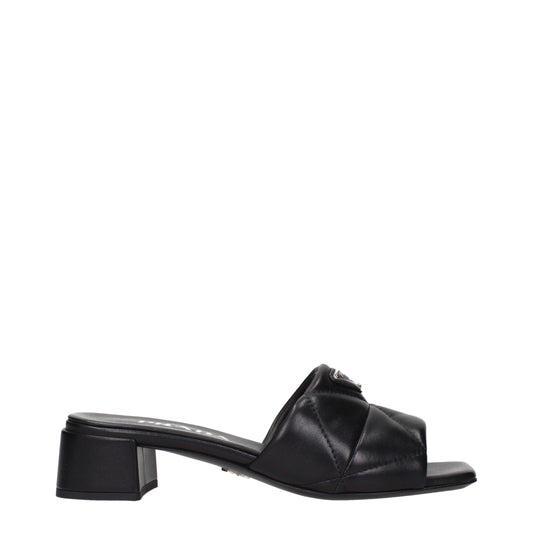 Sandales plates en cuir noir Prada