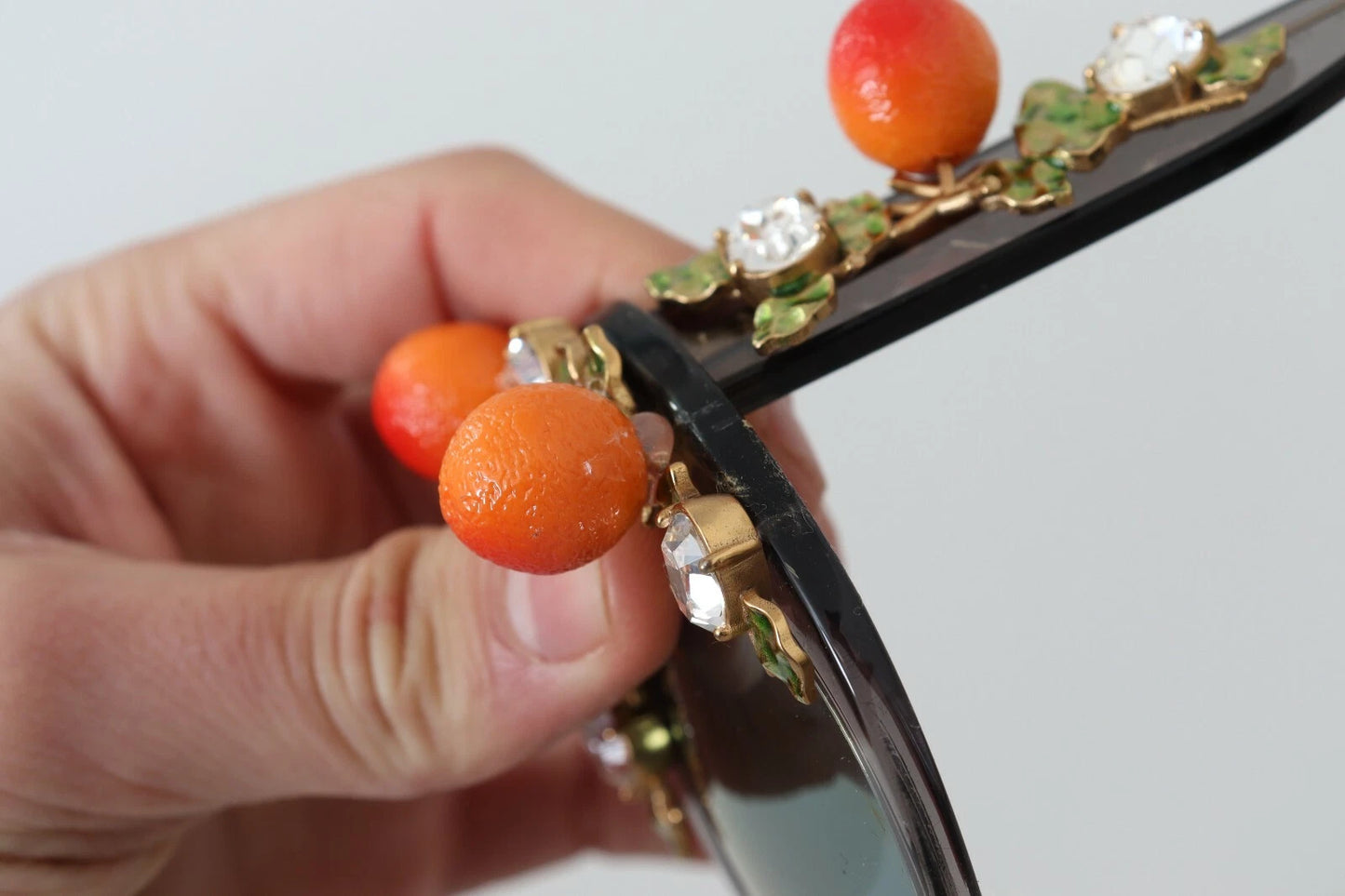 Lunettes de soleil Dolce & Gabbana DG4283B en acétate avec cristaux et appliqués orange.