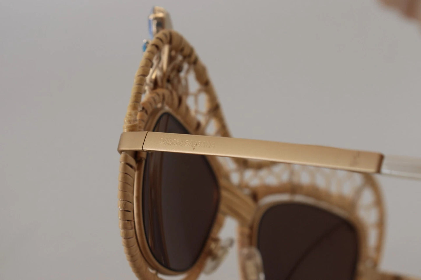 Lunettes de soleil Dolce & Gabbana DG2159B beige doré, forme papillon, avec strass.