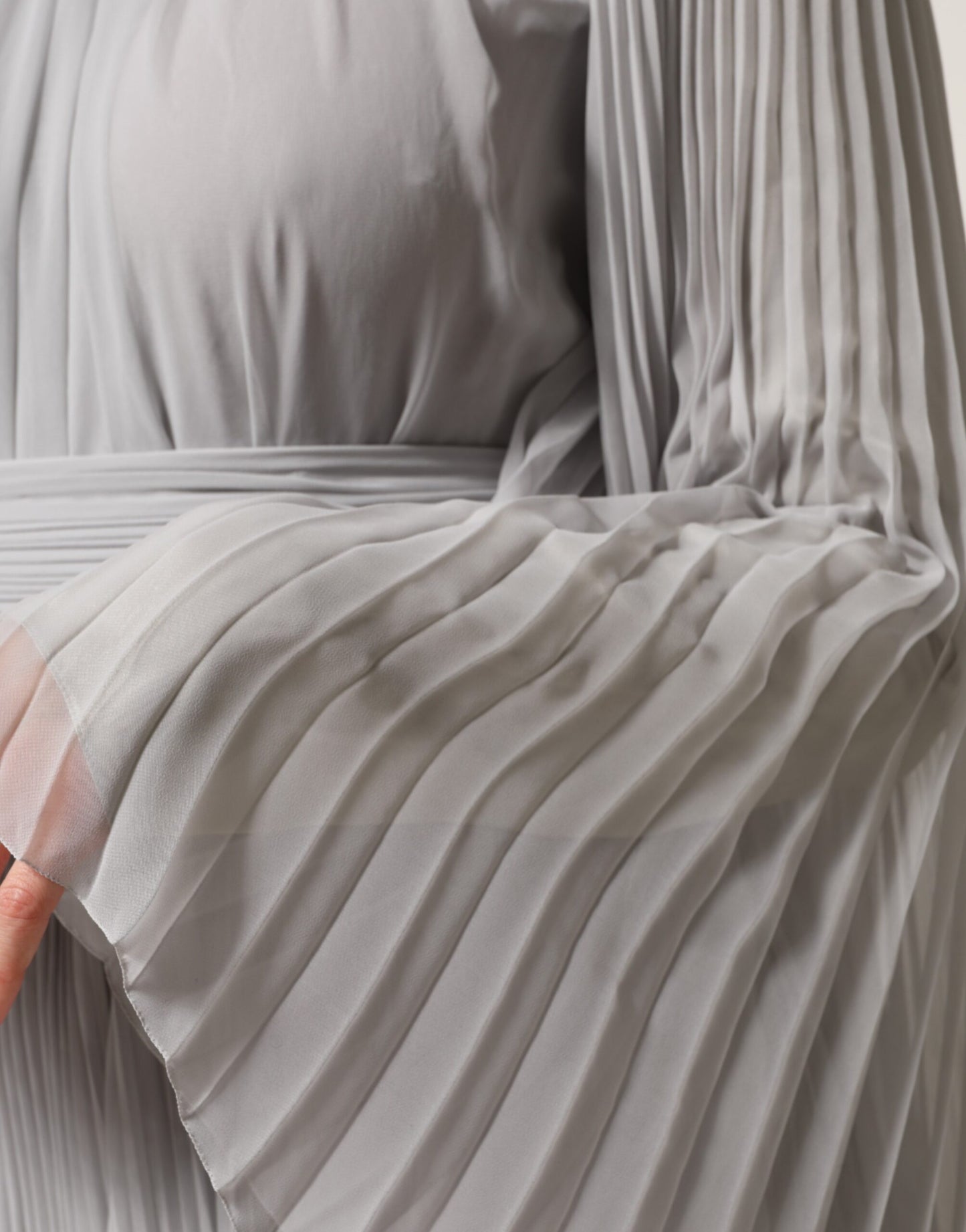 Robe longue en soie mélangée, grise, plissée et à manches longues de Dolce & Gabbana.