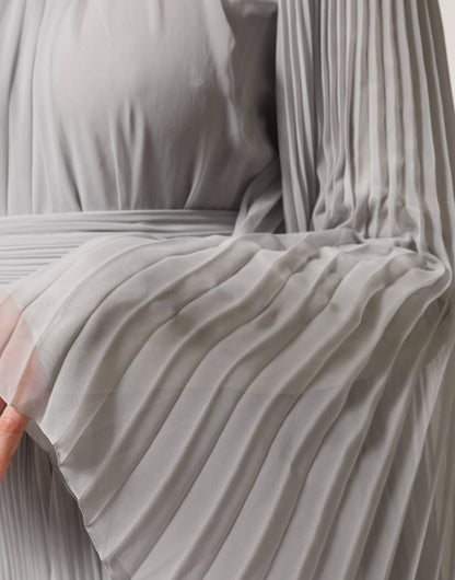 Robe longue en soie mélangée, grise, plissée et à manches longues de Dolce & Gabbana.