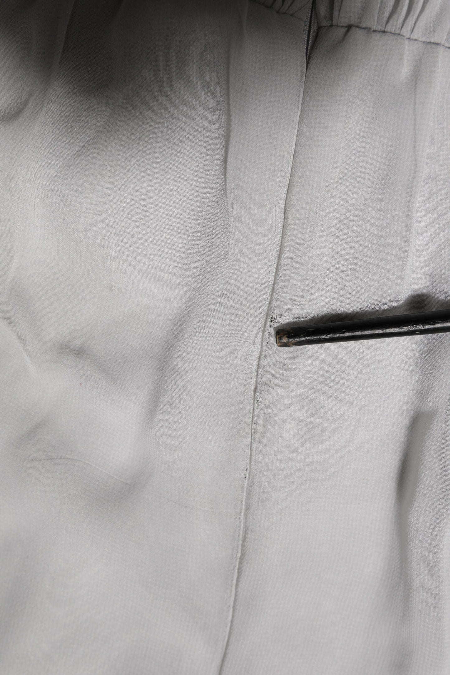 Robe longue en soie mélangée, grise, plissée et à manches longues de Dolce & Gabbana.