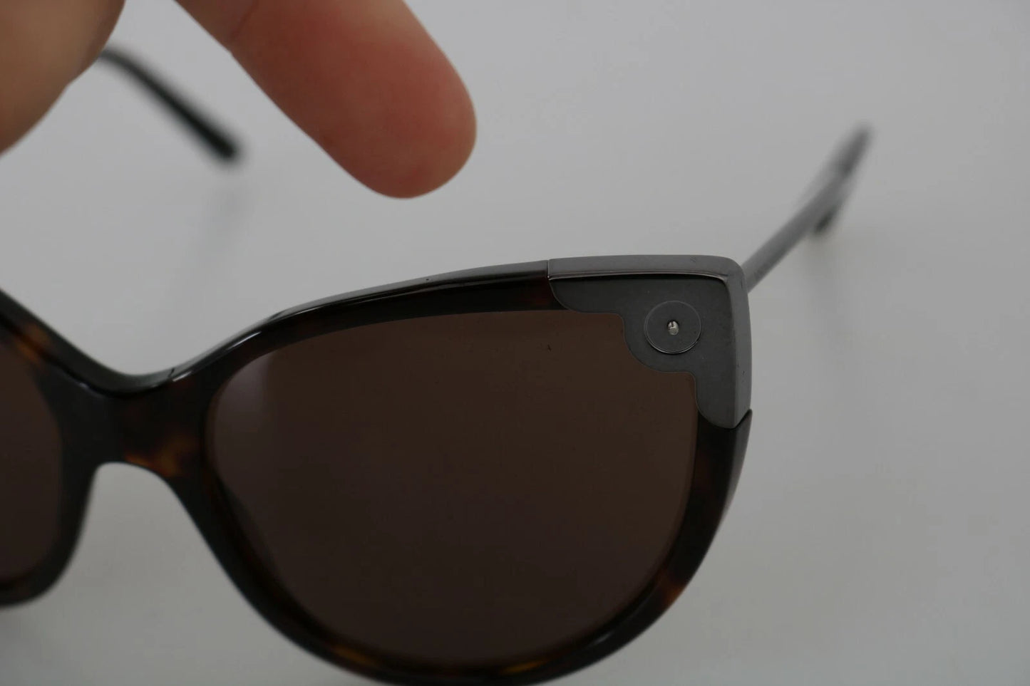 Lunettes de soleil pour femme Dolce & Gabbana DG4337, forme œil de chat, couleur havane foncé.