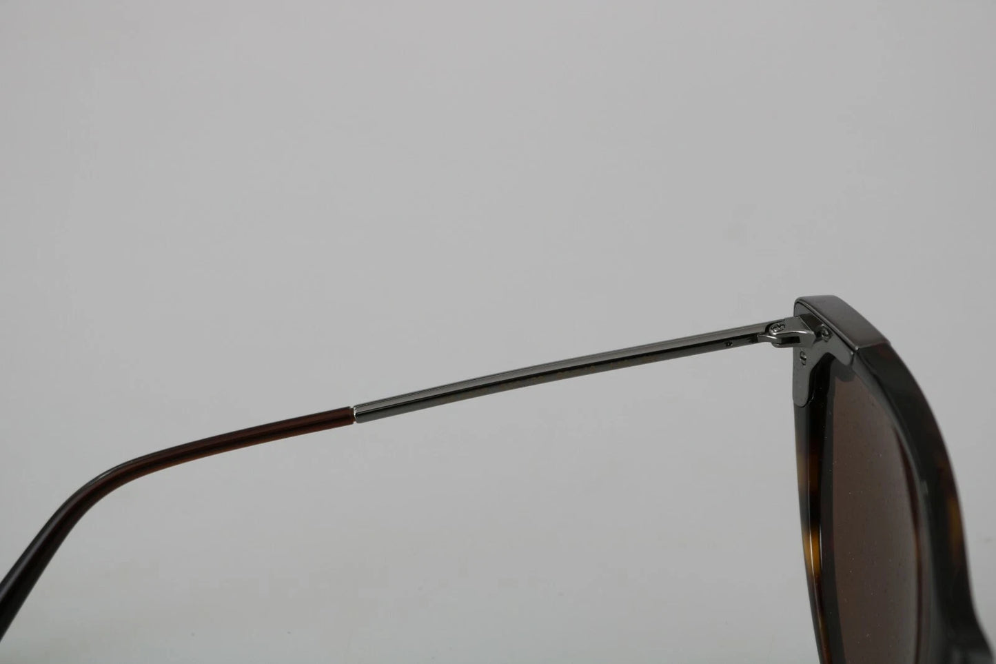 Lunettes de soleil pour femme Dolce & Gabbana DG4337, forme œil de chat, couleur havane foncé.