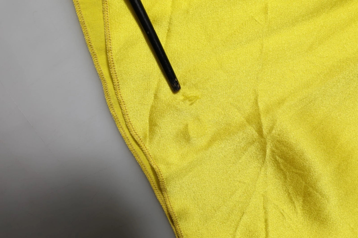 Robe maxi en satin de soie jaune à bretelles spaghetti de Tonello