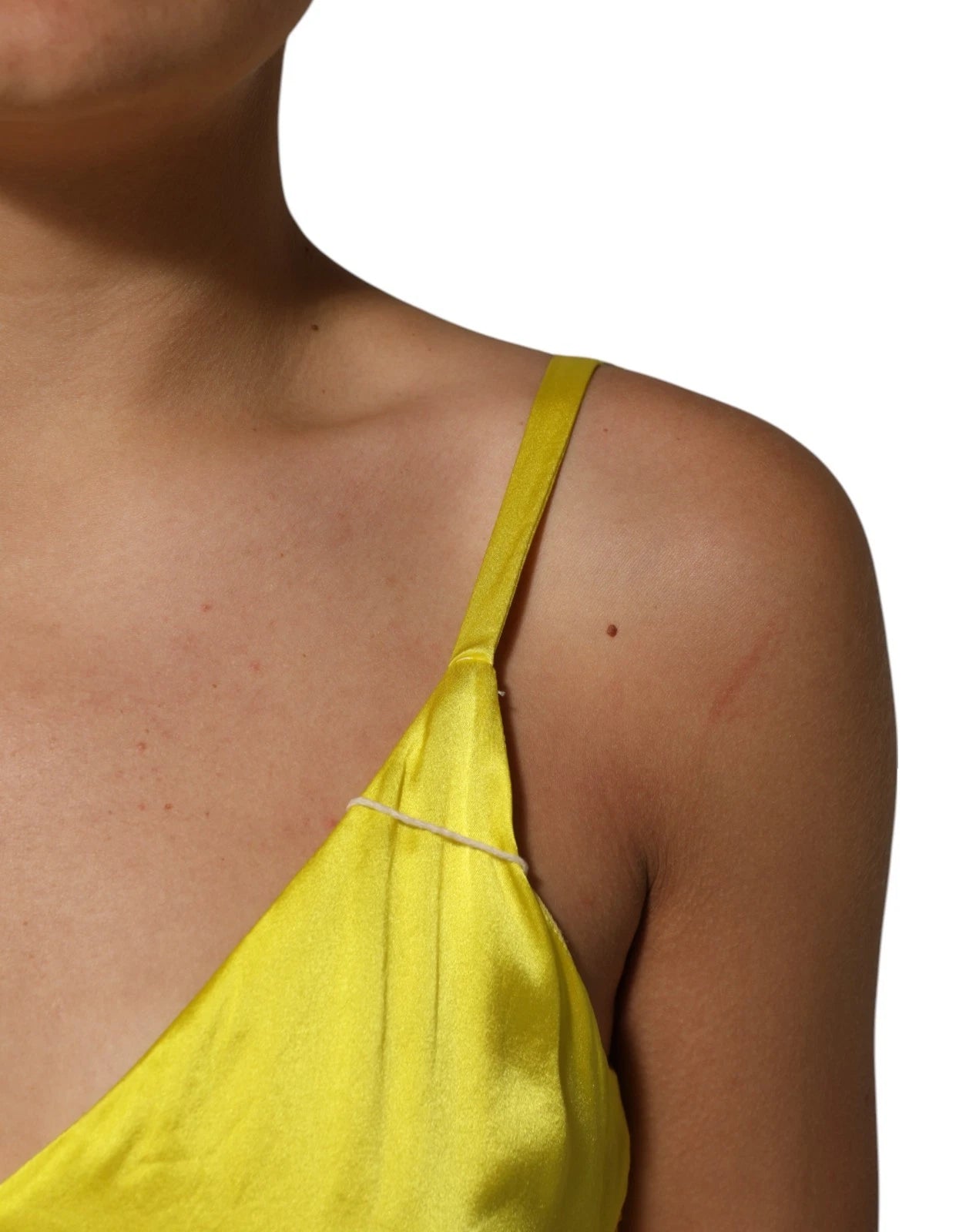 Robe maxi en satin de soie jaune à bretelles spaghetti de Tonello