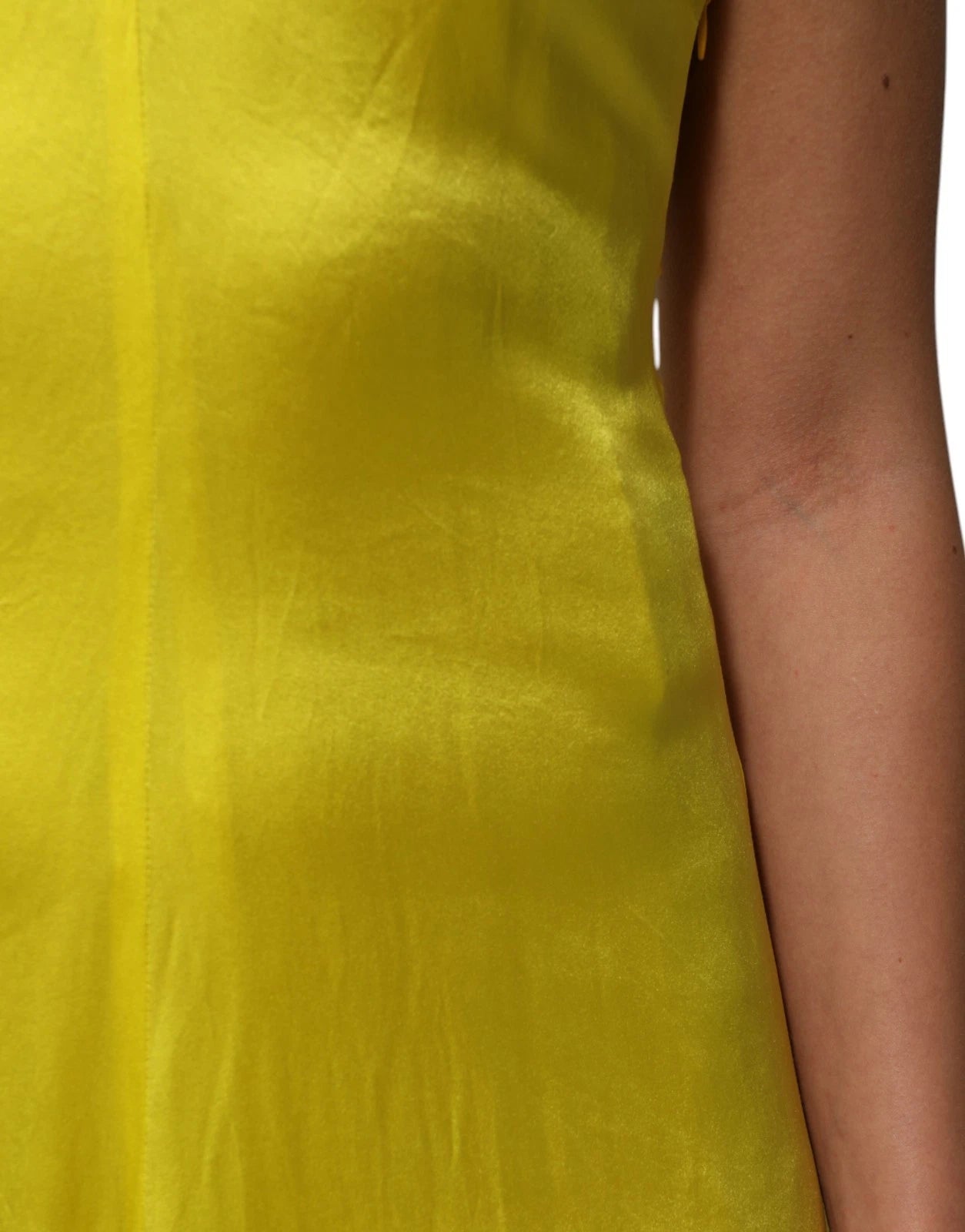 Robe maxi en satin de soie jaune à bretelles spaghetti de Tonello