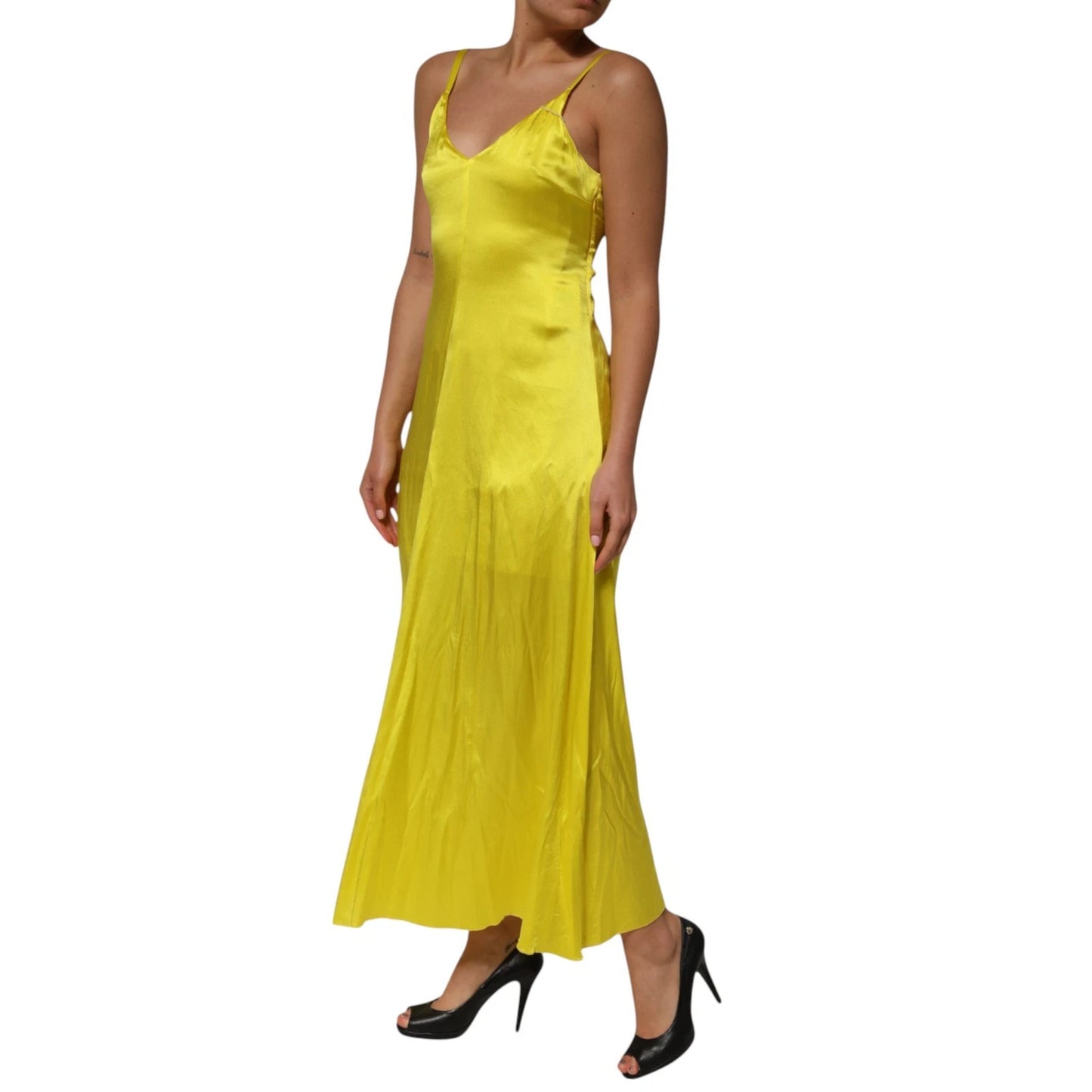 Robe maxi en satin de soie jaune à bretelles spaghetti de Tonello