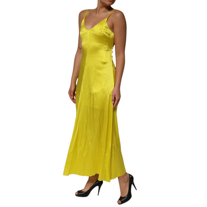 Robe maxi en satin de soie jaune à bretelles spaghetti de Tonello