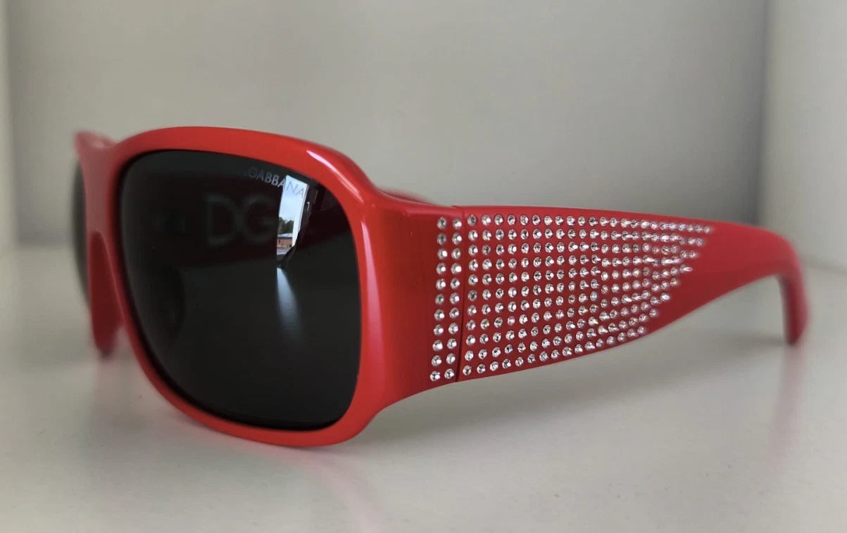 Lunettes de soleil Dolce & Gabbana DG4027, monture rouge cristal, verres noirs.