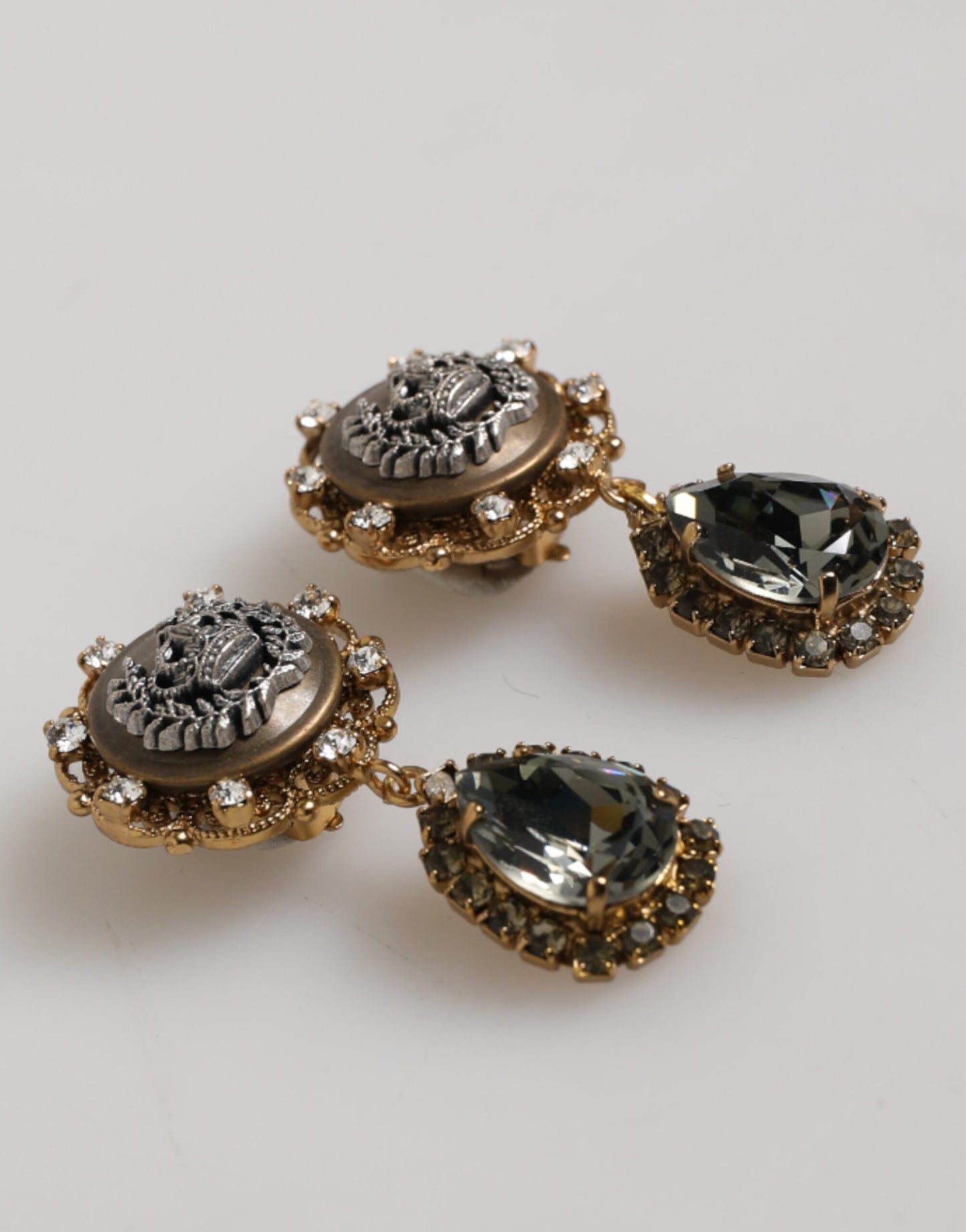 Boucles d'oreilles clips en forme de couronne et médaillon en laiton doré et cristaux noirs de Dolce &amp; Gabbana.