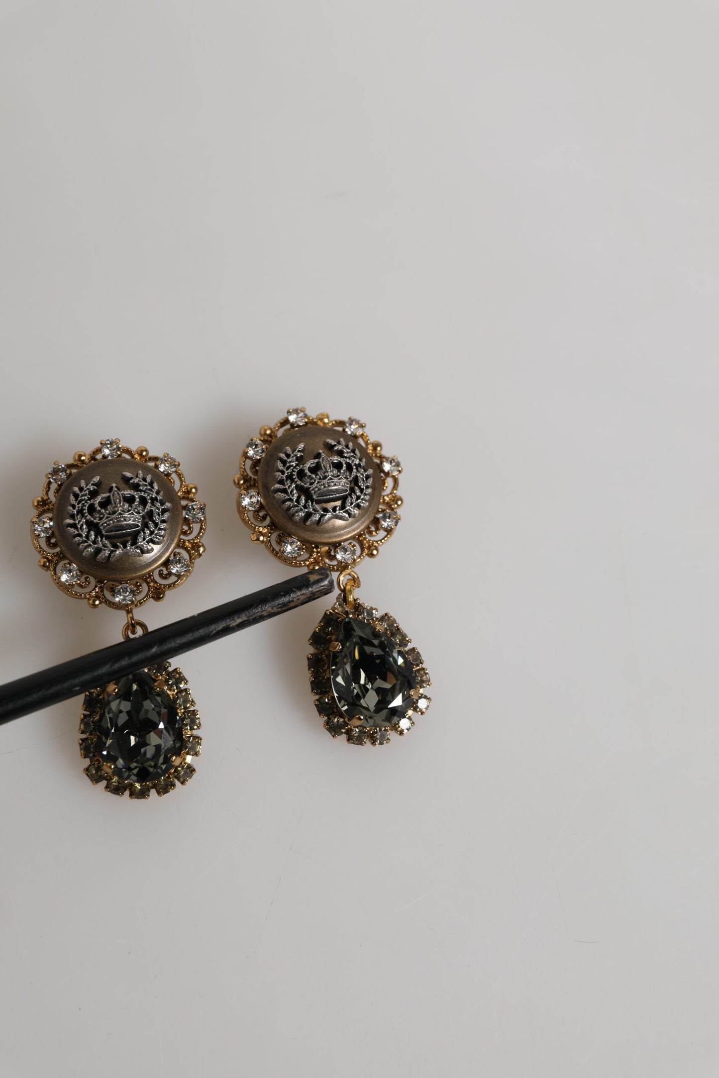 Boucles d'oreilles clips en forme de couronne et médaillon en laiton doré et cristaux noirs de Dolce &amp; Gabbana.