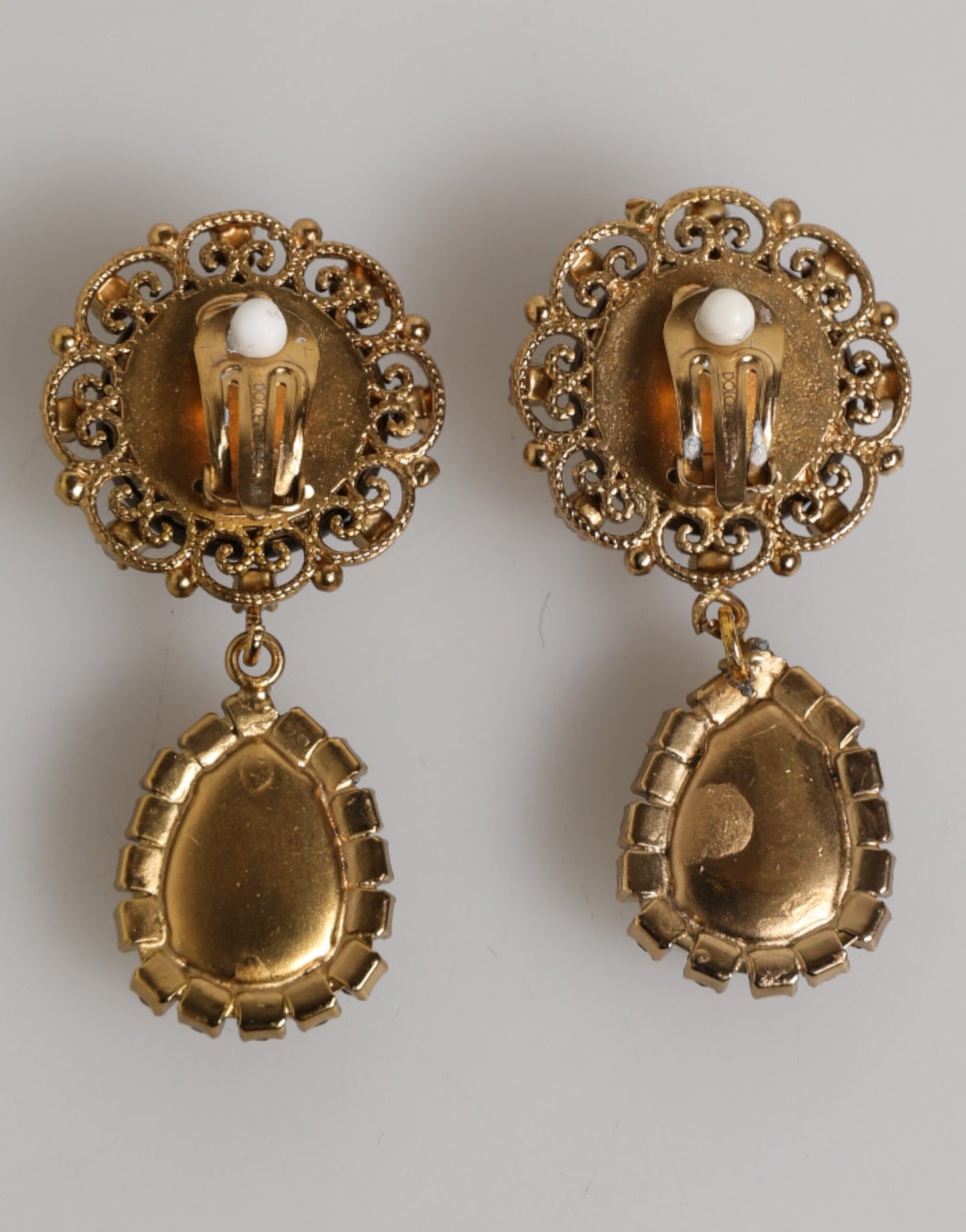 Boucles d'oreilles clips en forme de couronne et médaillon en laiton doré et cristaux noirs de Dolce &amp; Gabbana.