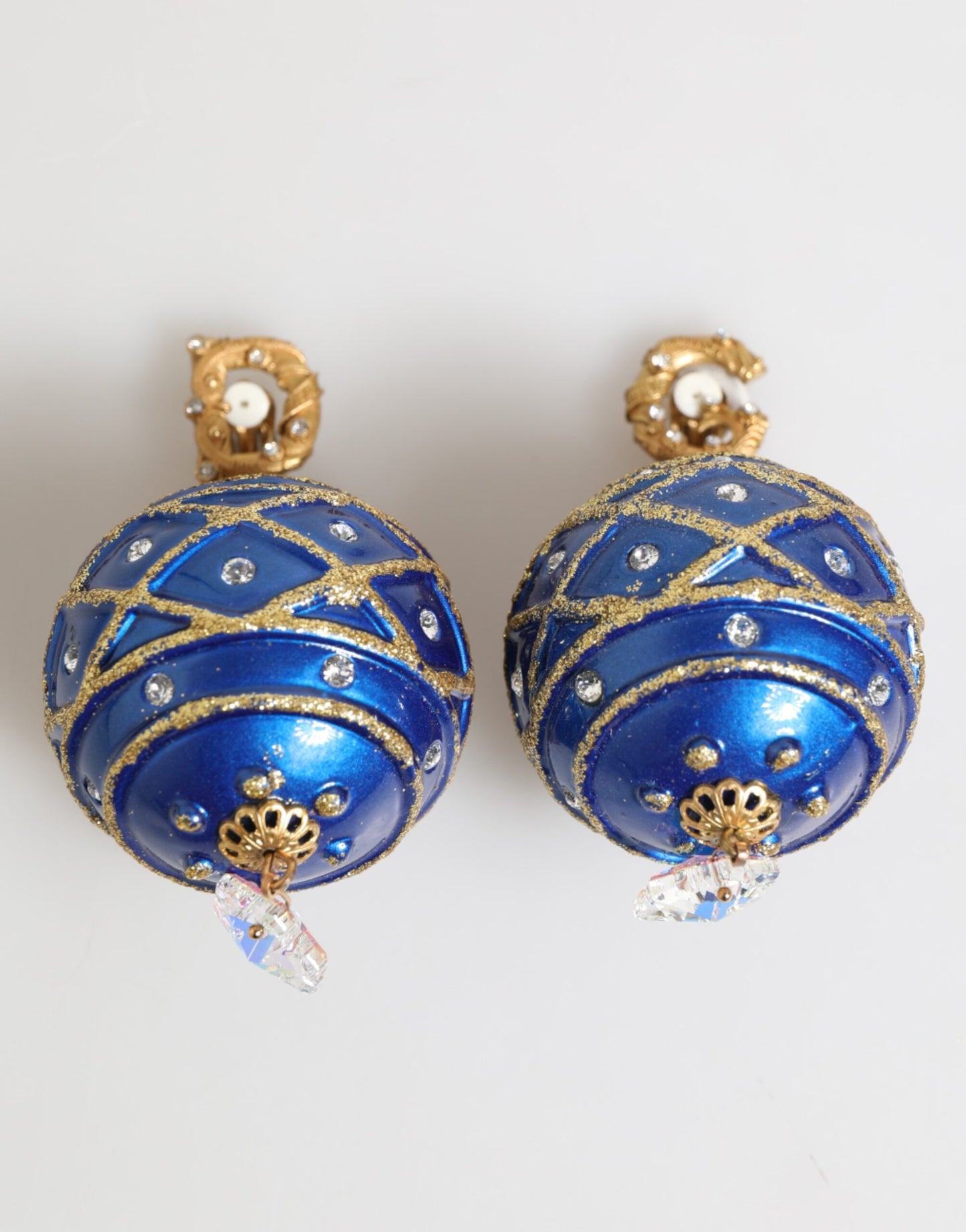 Boucles d'oreilles clips en laiton doré et cristal bleu en forme de boule de Noël de Dolce &amp; Gabbana